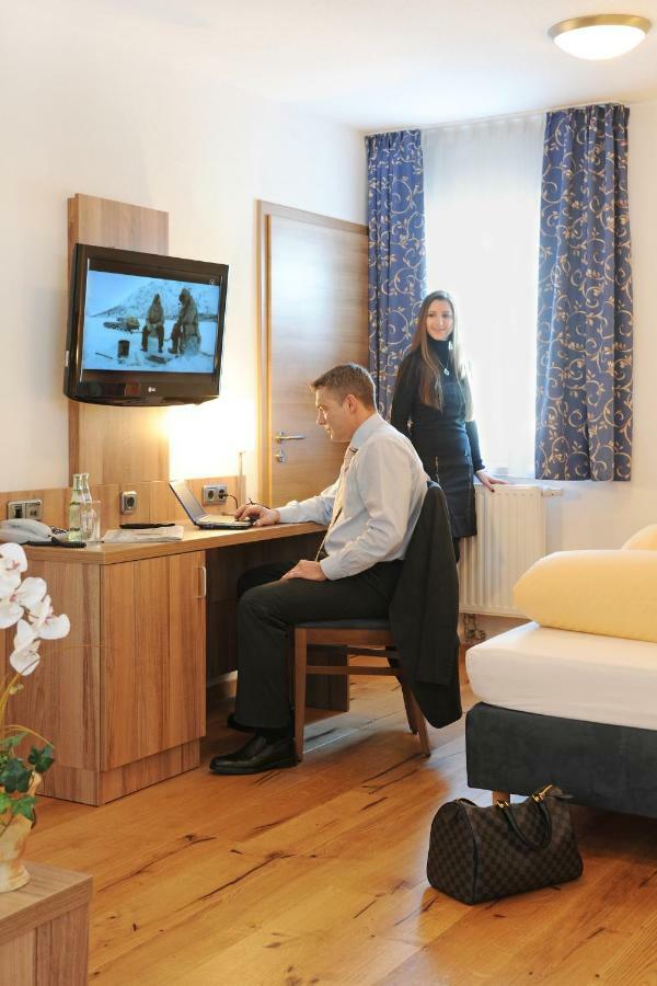 Hotel Christl Rohrdorf  Buitenkant foto